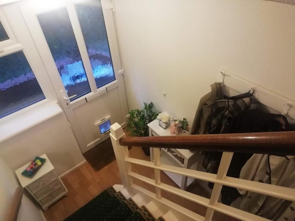 Single Bedroom In A Cozy Maisonette - Bushey Exterior foto